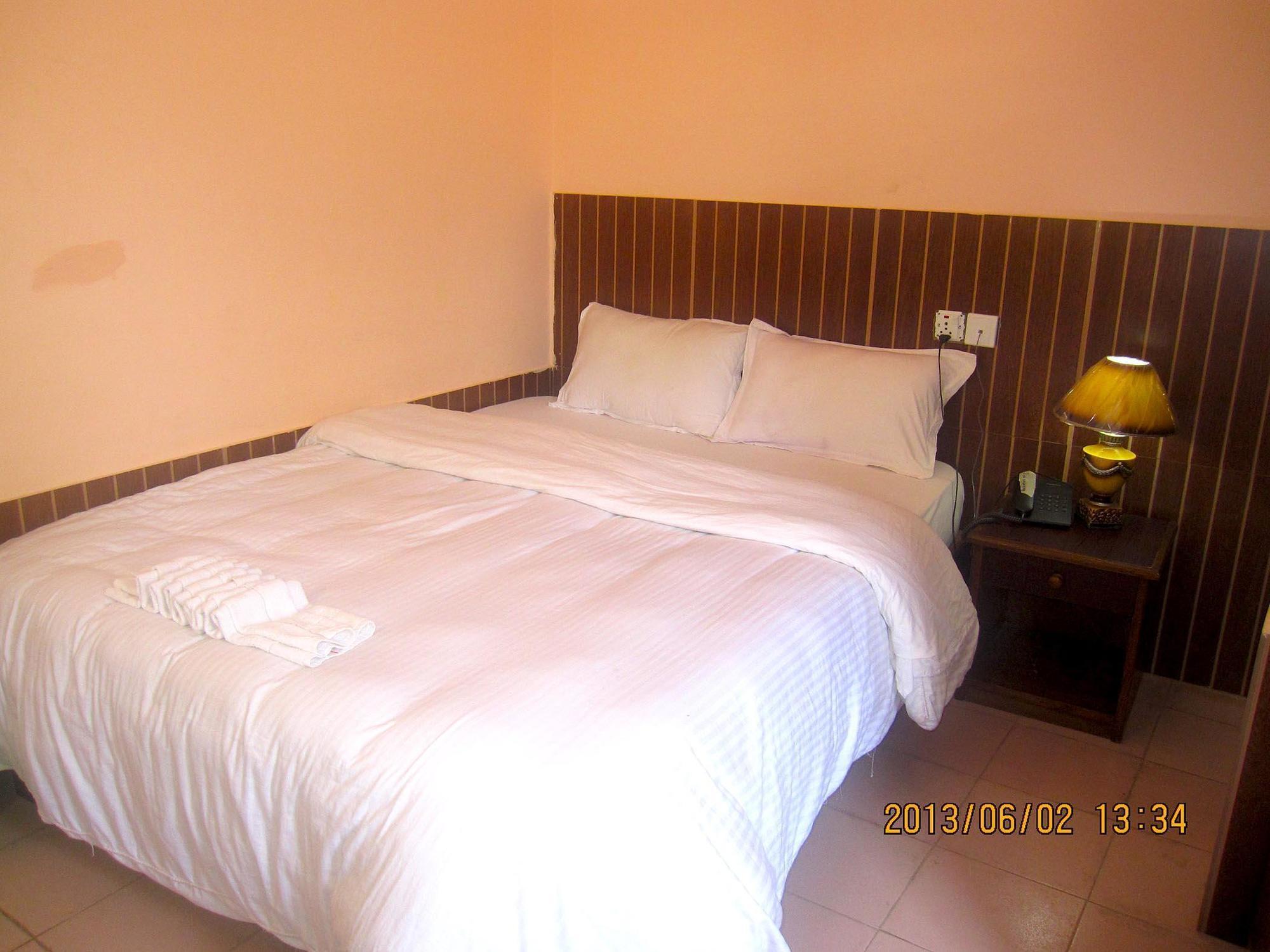 Hotel Half Moon โพคารา ภายนอก รูปภาพ