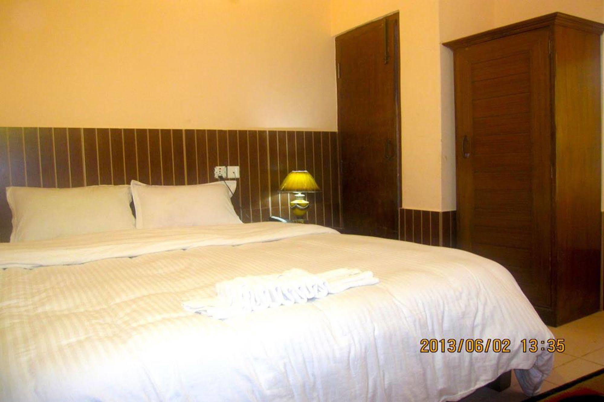 Hotel Half Moon โพคารา ภายนอก รูปภาพ
