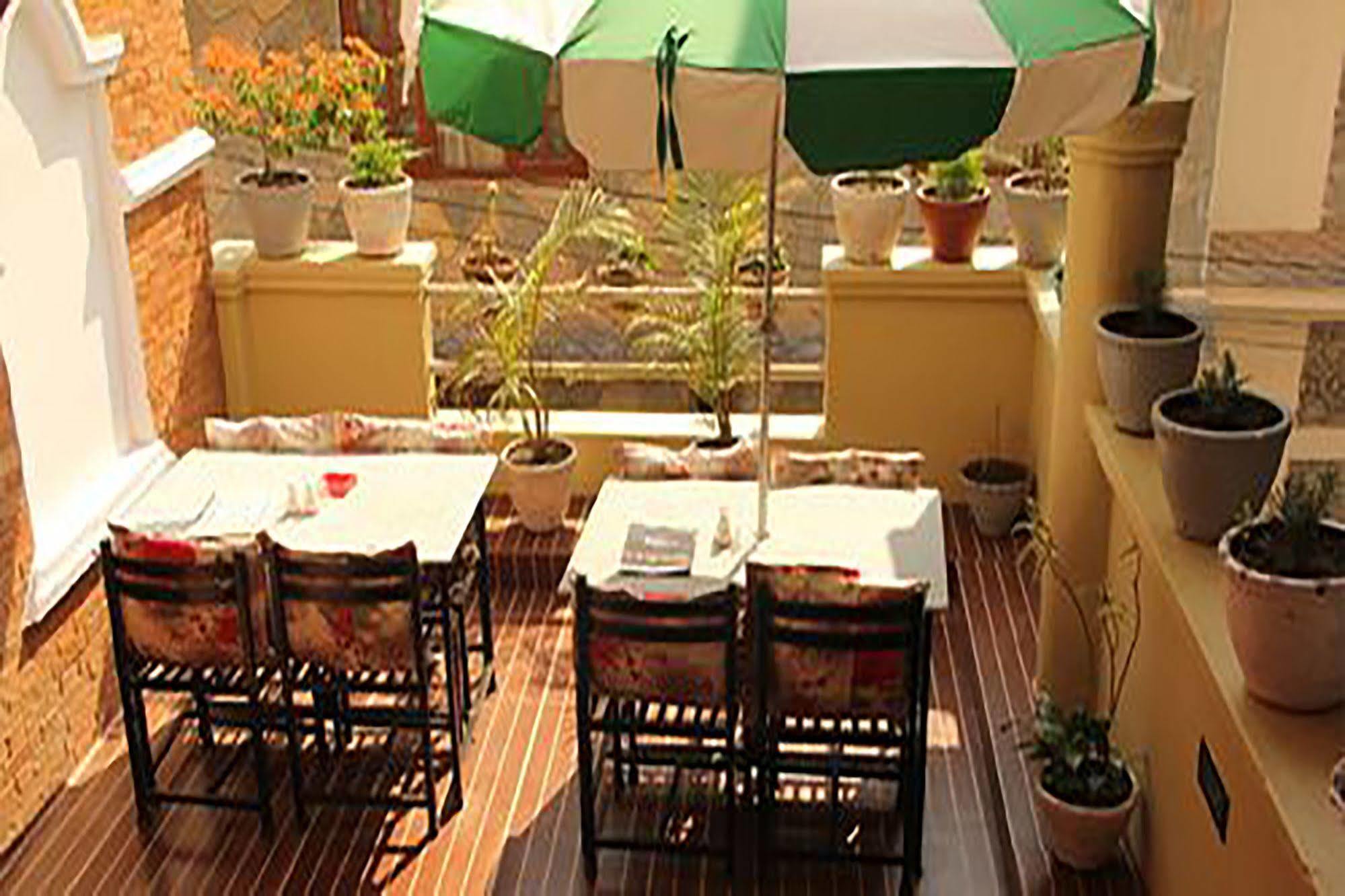 Hotel Half Moon โพคารา ภายนอก รูปภาพ