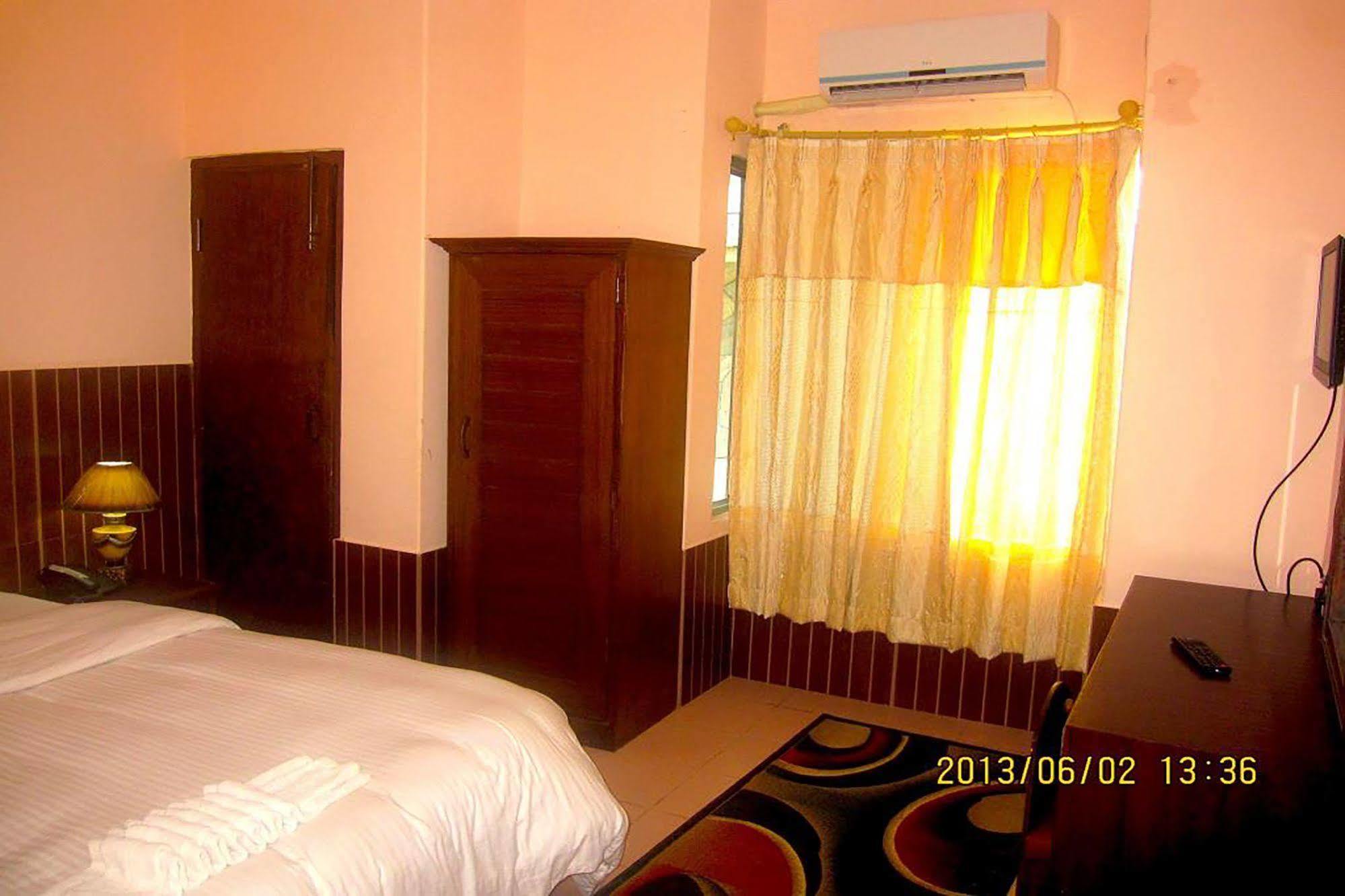 Hotel Half Moon โพคารา ภายนอก รูปภาพ